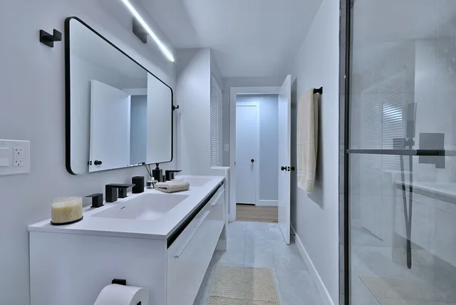 a en suite bathroom with a sink and a mirror