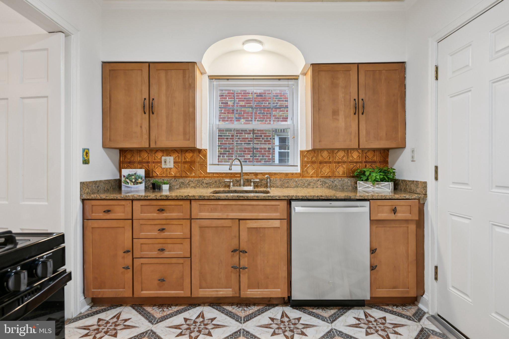 9405 Garwood Street Silver Spring, MD 20901 - Photo 17 of 38 Pretty Cabinetry & Backsplash