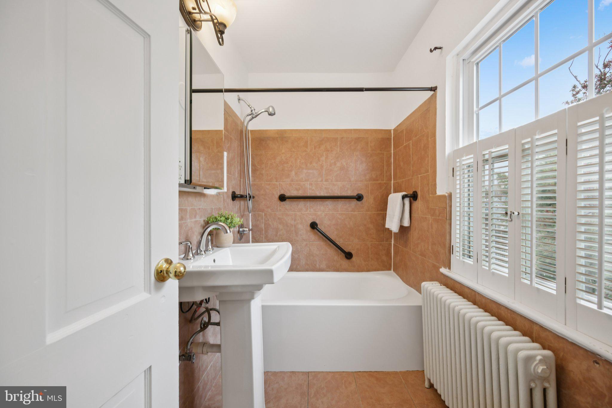 9405 Garwood Street Silver Spring, MD 20901 - Photo 27 of 38 Full Bath with tub/shower - Upper Level