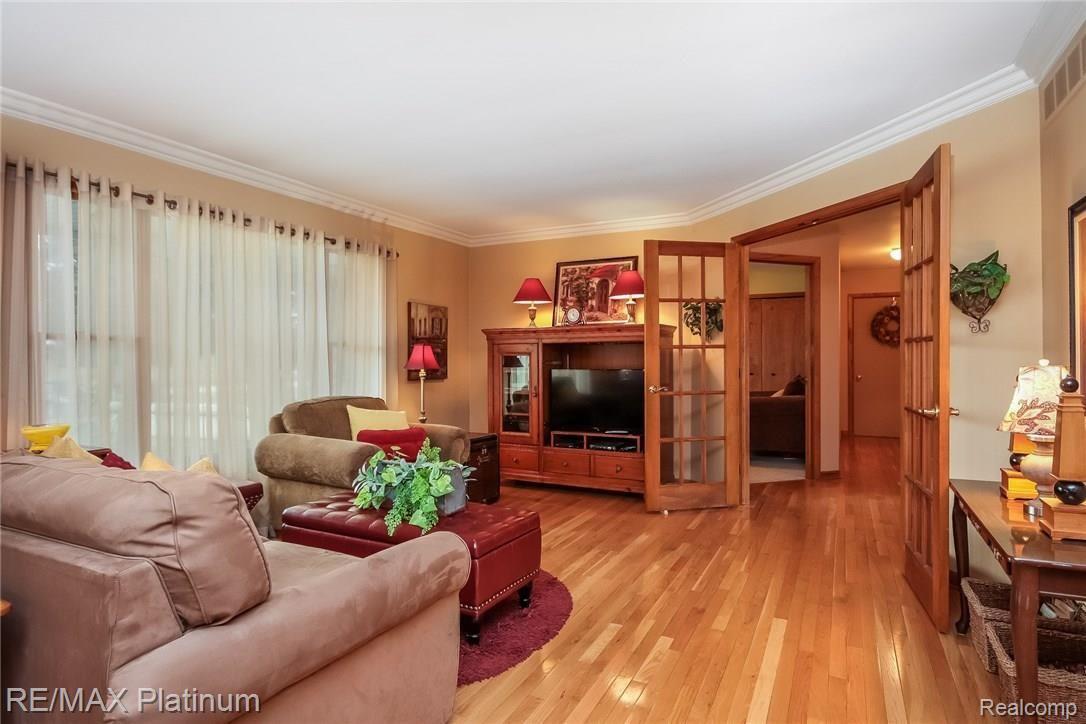 606 East Coon Lake Road Howell, MI 48843 - Photo 8 of 64 008-Living_Room-5582701-medium.jpg