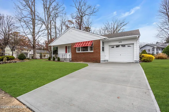 a front view of house with yard
