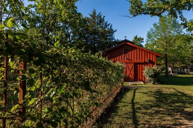 a view of a small yard in front of the house