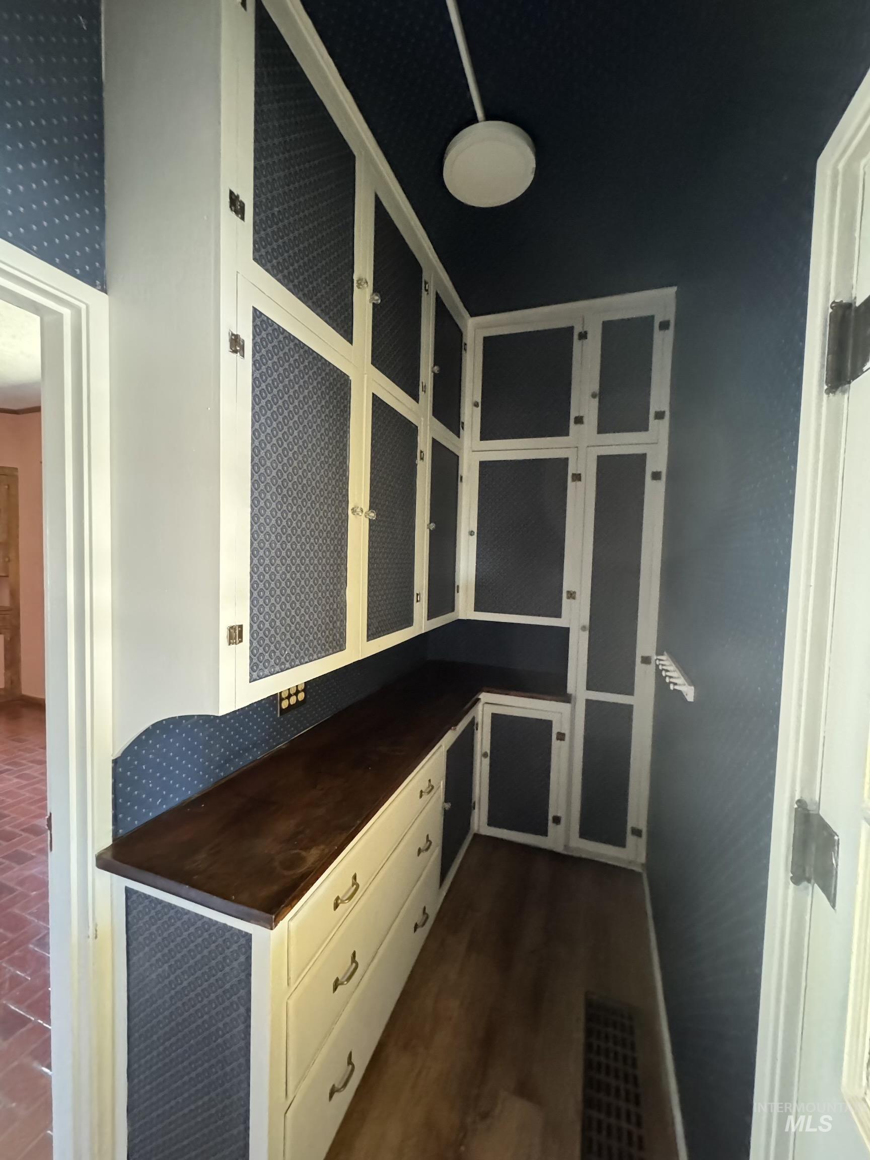 729 Morgan Avenue Ontario, OR 97914 - Photo 36 of 49 Mudroom featuring dark wood-type flooring