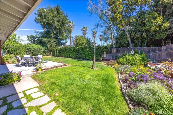 a view of yard with green space
