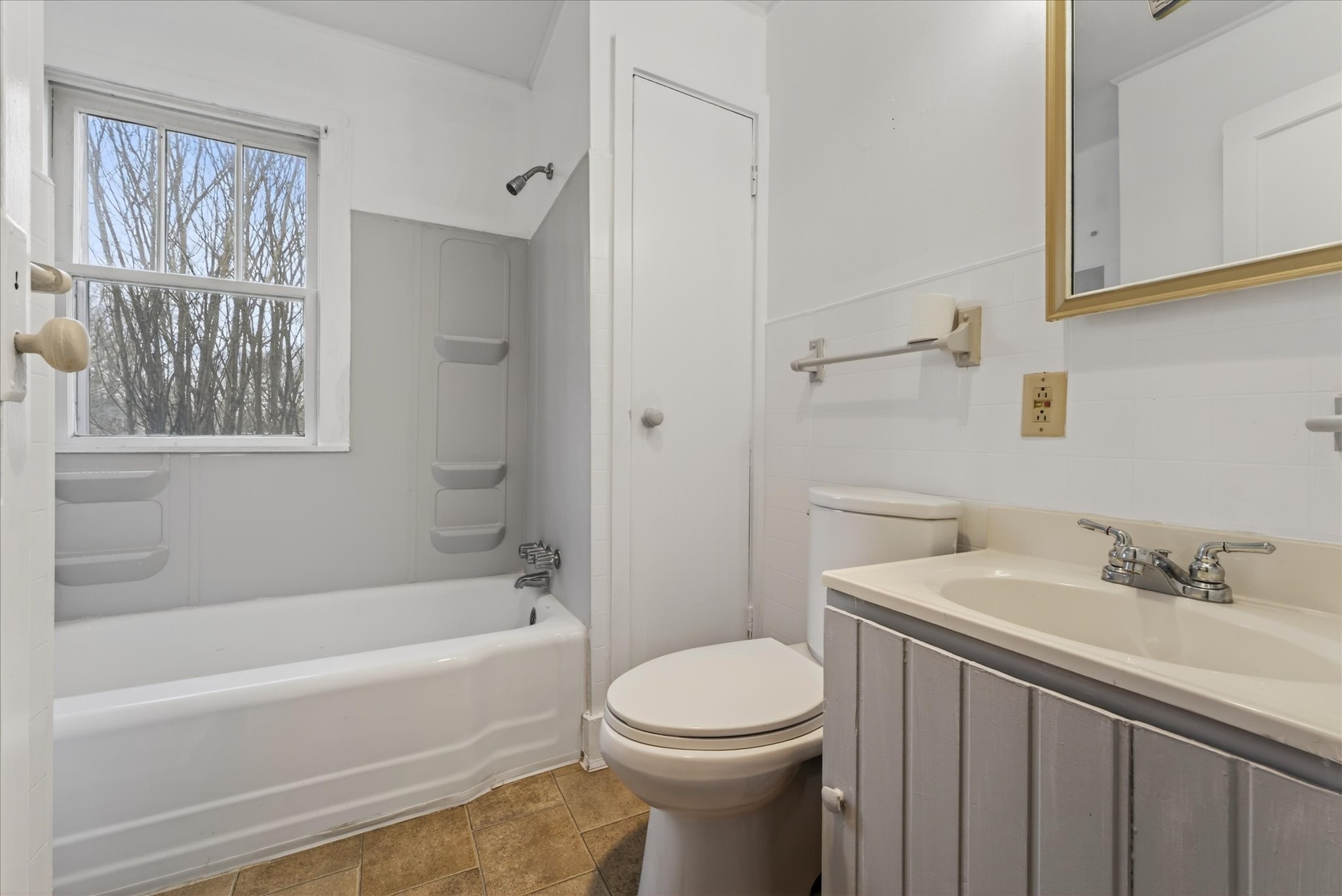 3236 Dover Road Woodlawn, TN 37191 - Photo 16 of 38 a bathroom with a sink toilet and bathtub
