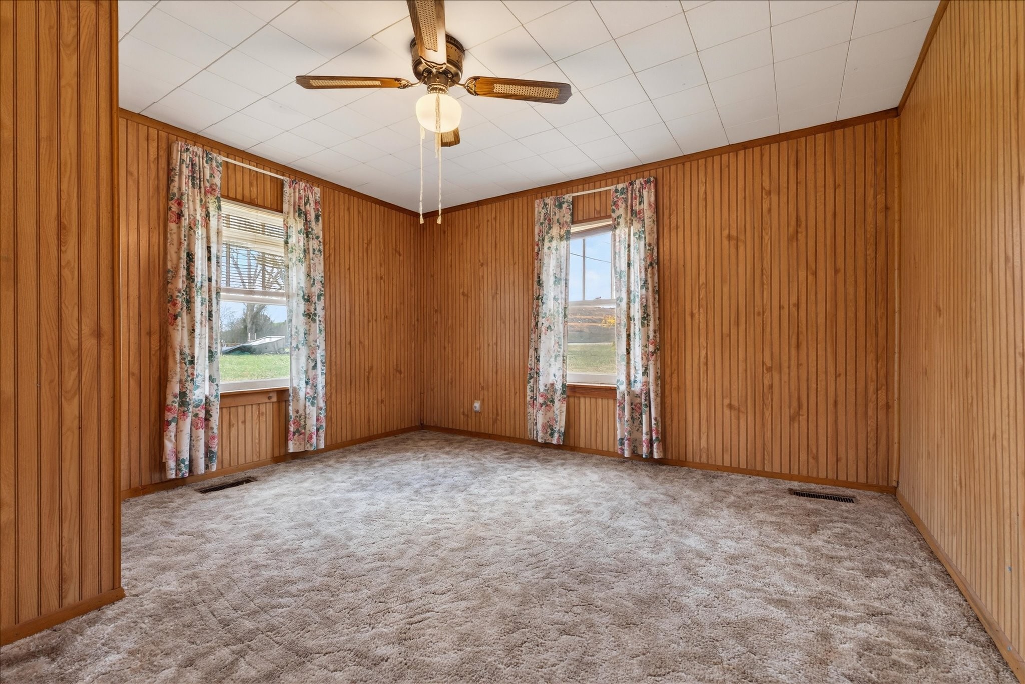 3236 Dover Road Woodlawn, TN 37191 - Photo 17 of 38 an empty room with windows