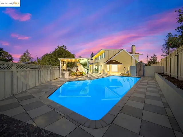 a close up of a shower