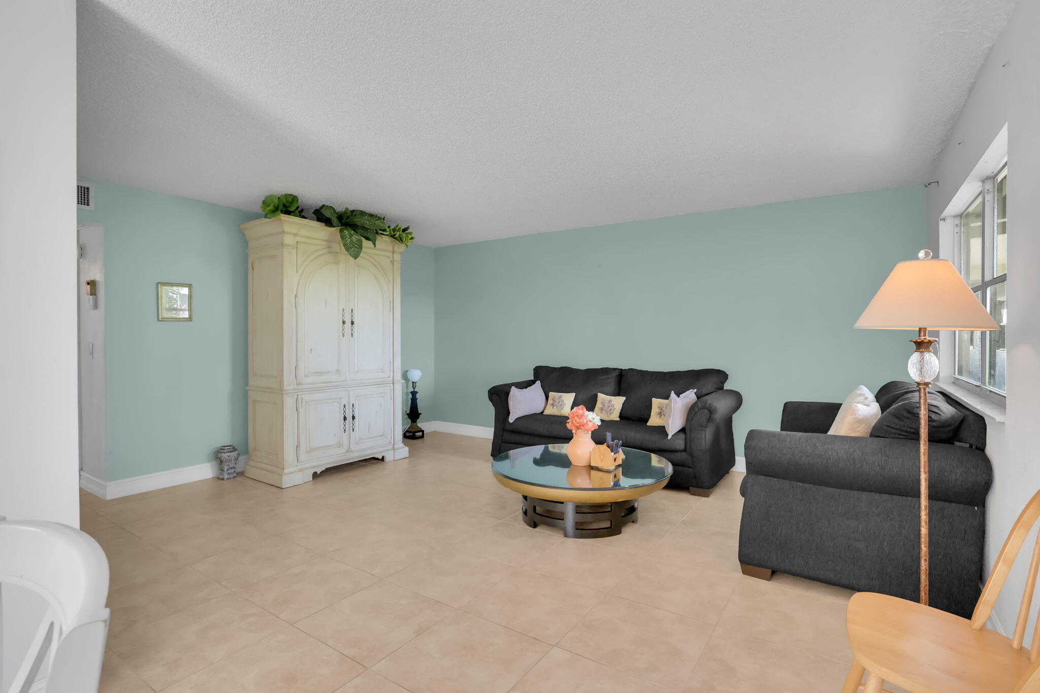 152 Tuscany Lane, Unit C Delray Beach, FL 33446 - Photo 5 of 40 a living room with furniture and a couch