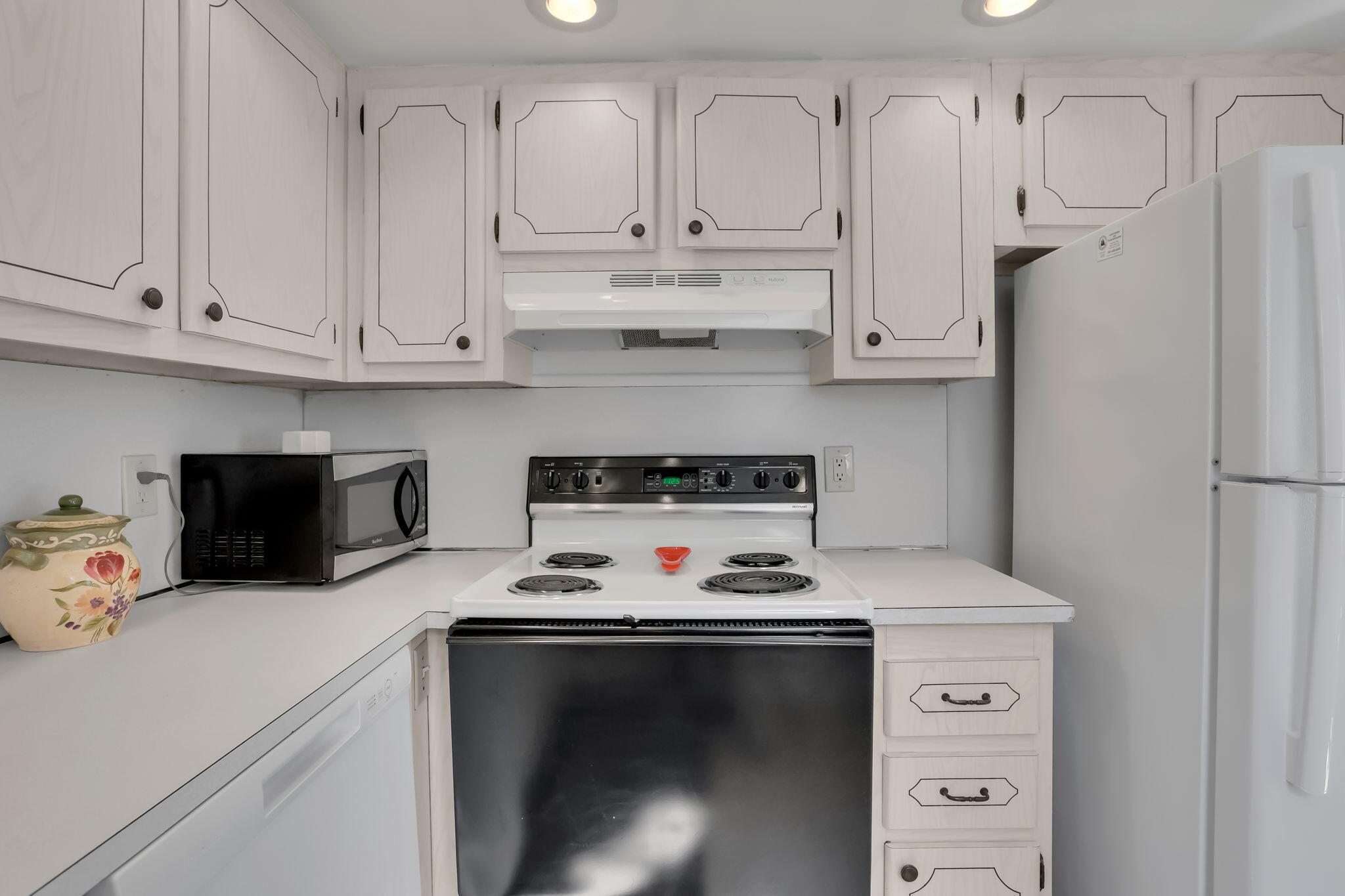 152 Tuscany Lane, Unit C Delray Beach, FL 33446 - Photo 8 of 40 a kitchen with white cabinets and appliances