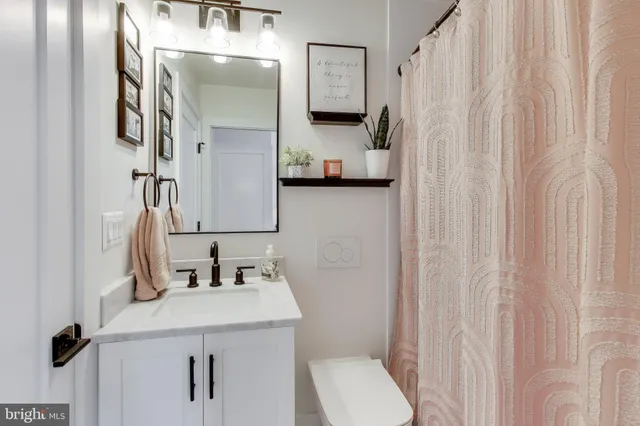 $3,500 | 1011 18th Street Northeast, Unit 8, Washington, DC 20002