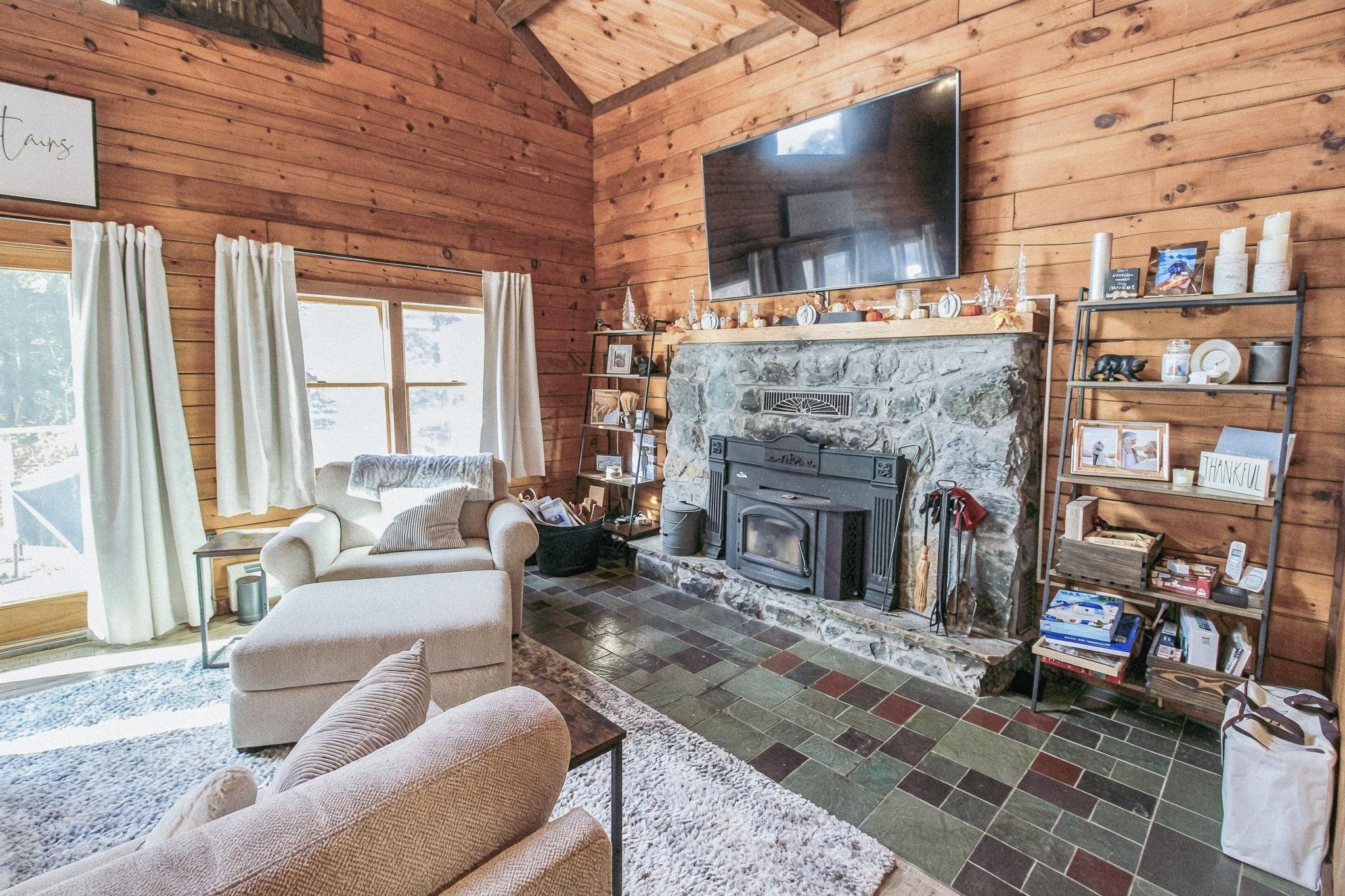 219 Wildlife Road Hartford, VT 05001 - Photo 4 of 36