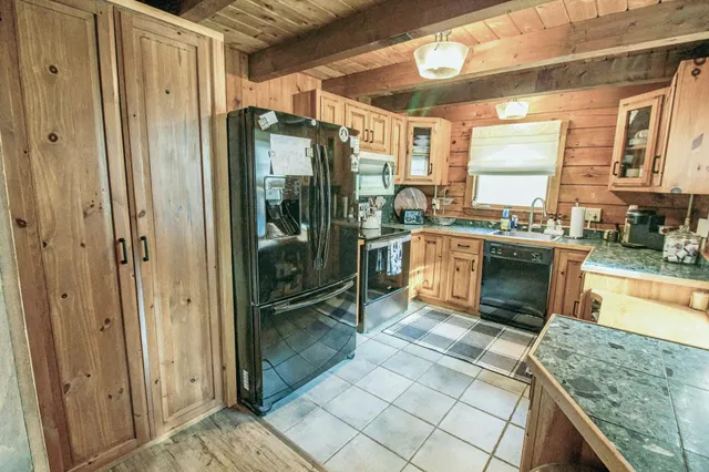 $595,000 | 219 Wildlife Road, Hartford, VT 05001