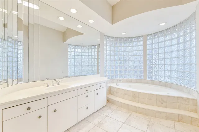 $1,200,000 | 3 Hillside View Place, The Woodlands, TX 77381