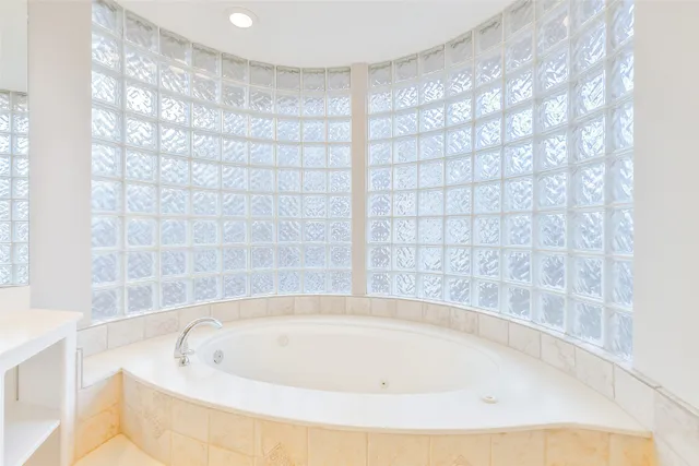 $1,200,000 | 3 Hillside View Place, The Woodlands, TX 77381