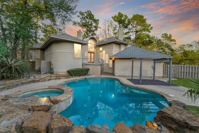 $1,200,000 | 3 Hillside View Place, The Woodlands, TX 77381