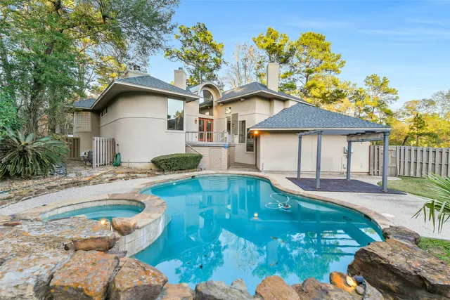 $1,200,000 | 3 Hillside View Place, The Woodlands, TX 77381