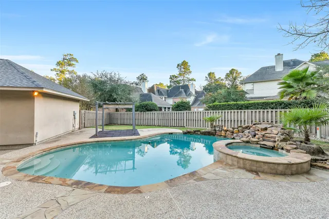 $1,200,000 | 3 Hillside View Place, The Woodlands, TX 77381