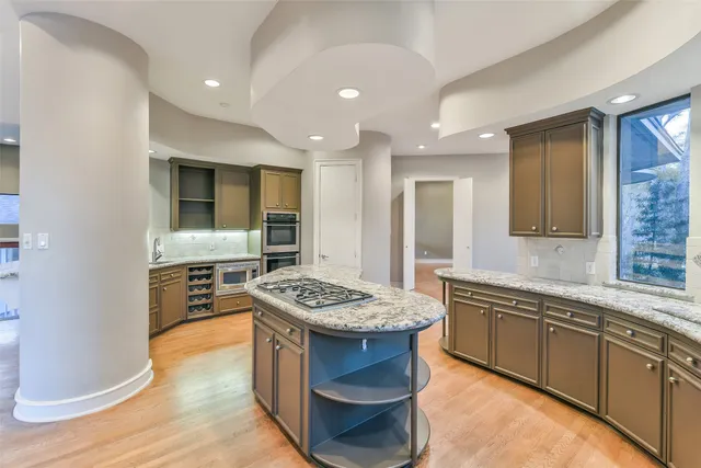 $1,200,000 | 3 Hillside View Place, The Woodlands, TX 77381