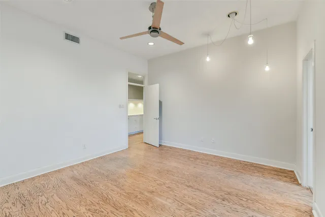 $1,200,000 | 3 Hillside View Place, The Woodlands, TX 77381