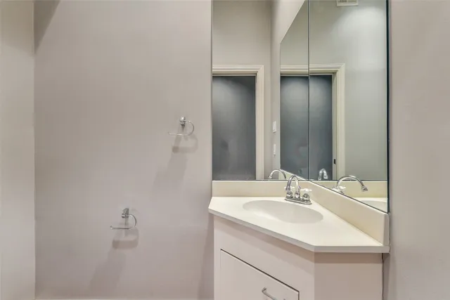 $1,200,000 | 3 Hillside View Place, The Woodlands, TX 77381