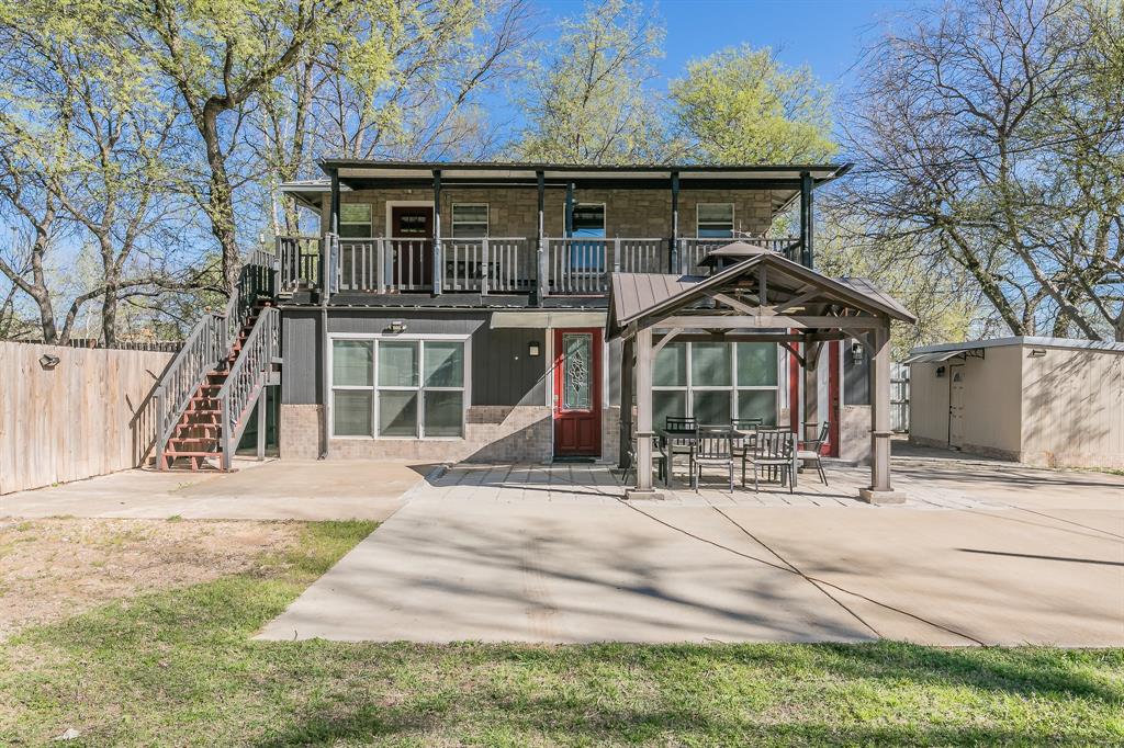 7612 Sommerville Place Road Fort Worth, TX 76135 - Photo 3 of 37 a front view of a house with a yard