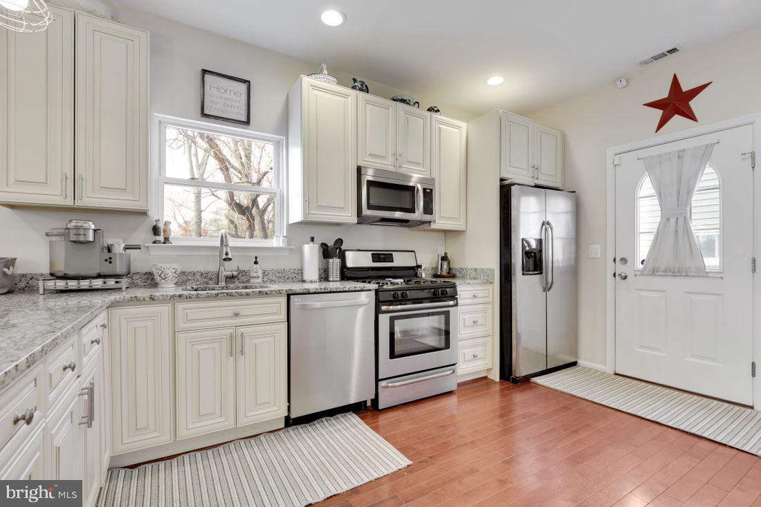 28 Stemmers Run Road Baltimore, MD 21221 - Photo 16 of 38 Kitchen