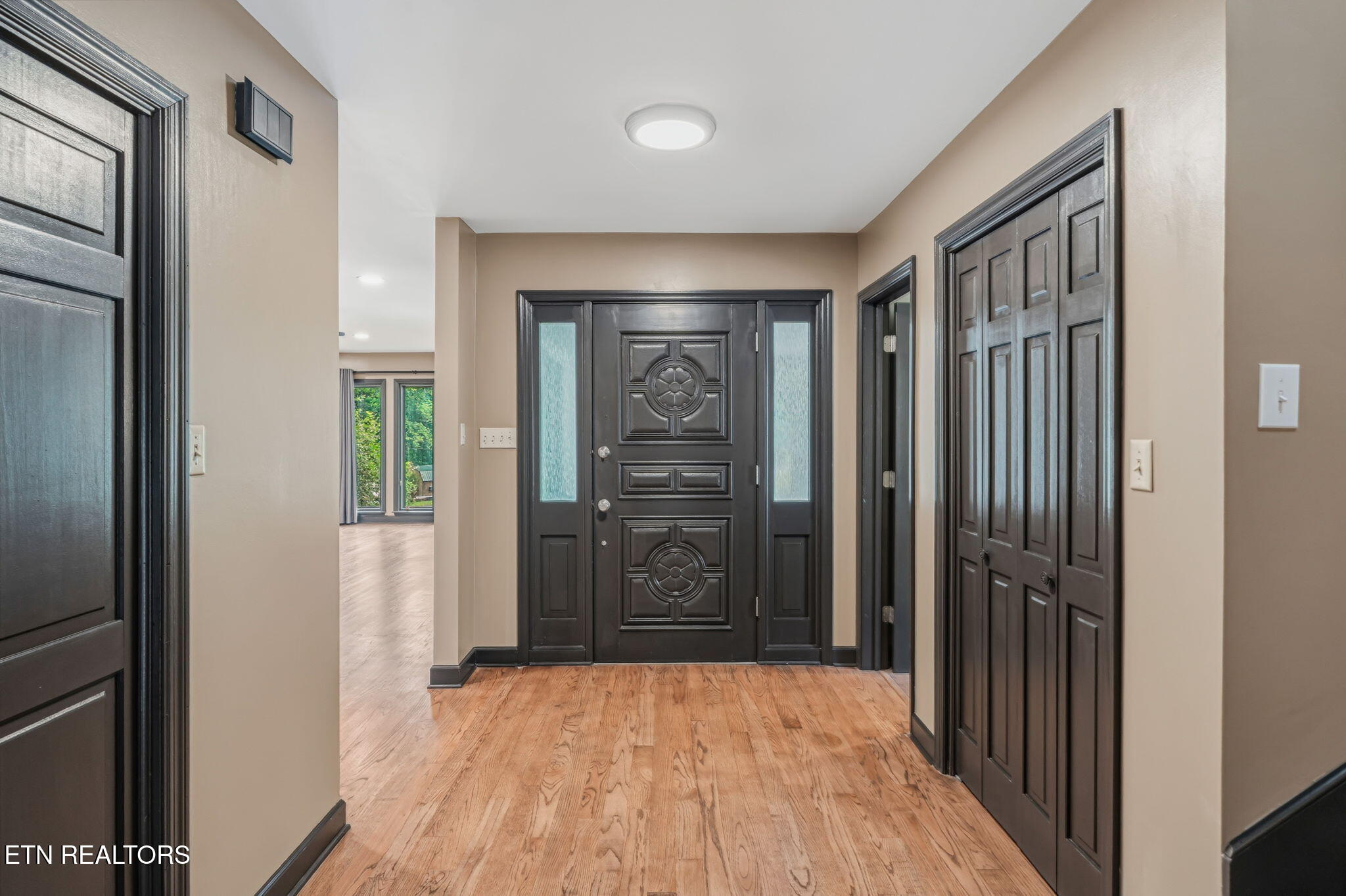 138 Newell Lane Oak Ridge, TN 37830 - Photo 7 of 51 138 Newell Ln - Entry Foyer