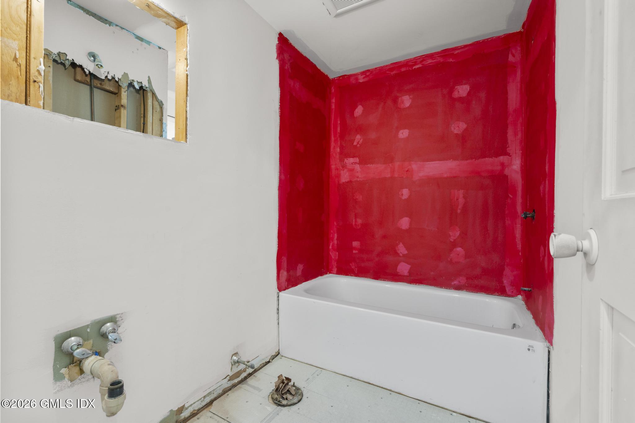 22 Carrona Drive Riverside, CT 06878 - Photo 19 of 26 a bathroom with a bathtub