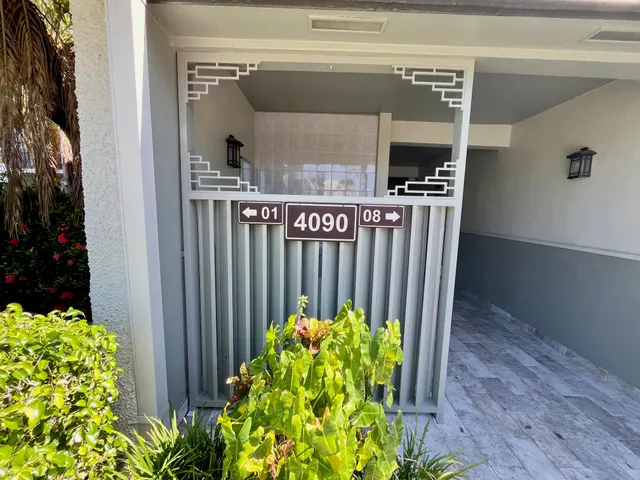 a view of entryway with a flower pot