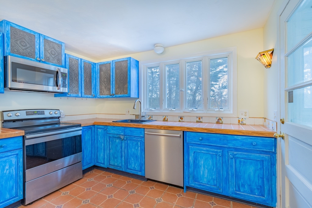 539 Amherst Road Granby, MA 01033 - Photo 6 of 38 Gallery Image 6