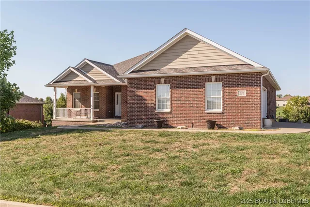 $442,500 | 226 Pioneer Trail Drive, Jefferson City, MO 65109