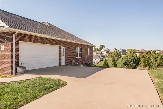 $442,500 | 226 Pioneer Trail Drive, Jefferson City, MO 65109