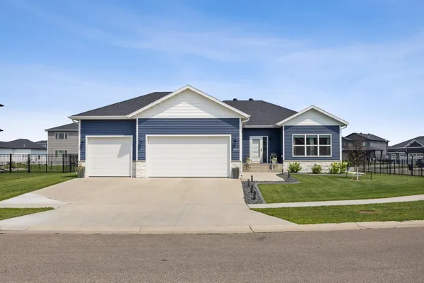 $579,900 | 3037 Prairie Farms Circle South, Fargo, ND 58104