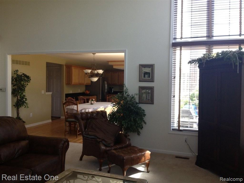 1218 Welland Drive Rochester, MI 48306 - Photo 9 of 24 8 Great room.JPG