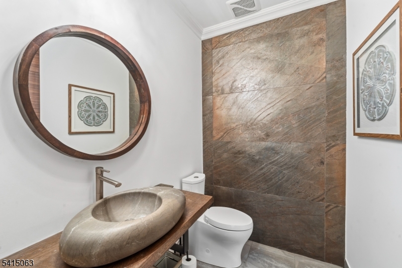 99 Ogle Road Old Tappan, NJ 07675 - Photo 10 of 35 a bathroom with a toilet a sink and a mirror