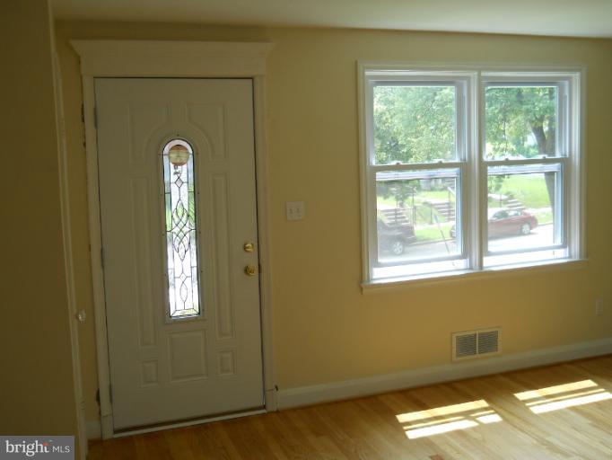 4332 Cedar Garden Road Baltimore, MD 21229 - Photo 2 of 27 Living Room