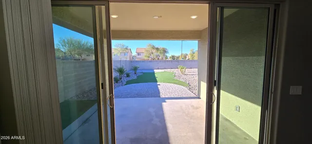 a view of a backyard