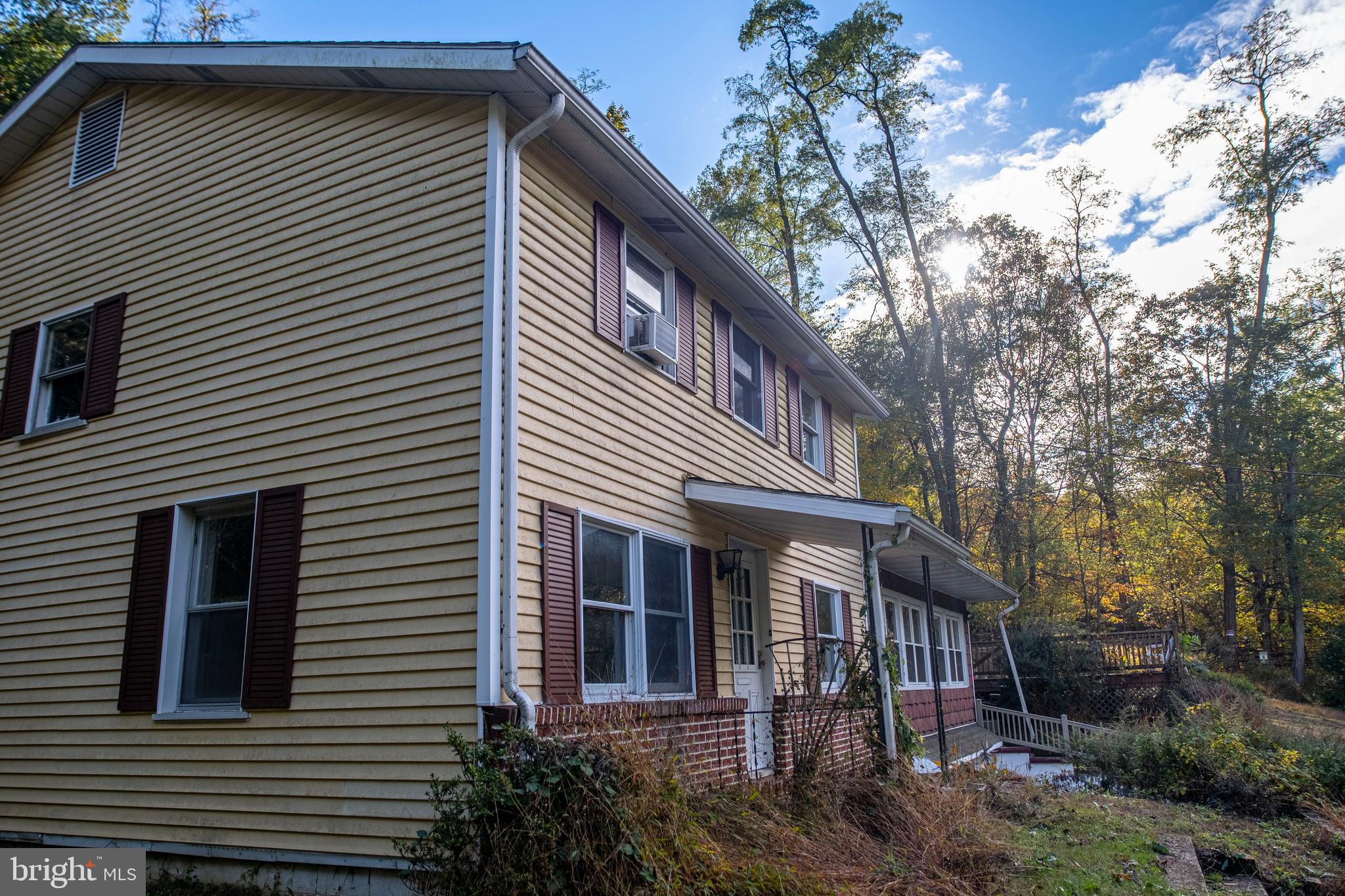 71 Woodbine Road Lewistown, PA 17044 - Photo 3 of 44 a front view of a house with balcony