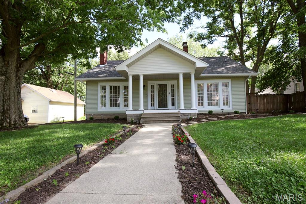 616 West Edwards Street Vandalia, IL 62471 - Photo 2 of 31