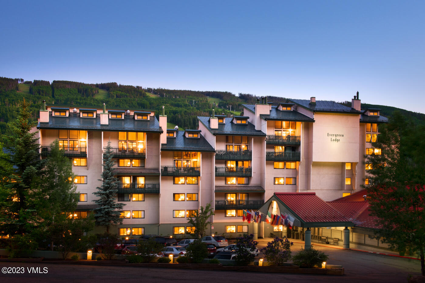Evergreen Lodge with Mountain View