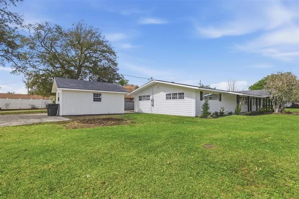 $365,000 | 602 Lockwood Court, Lake Charles, LA 70605