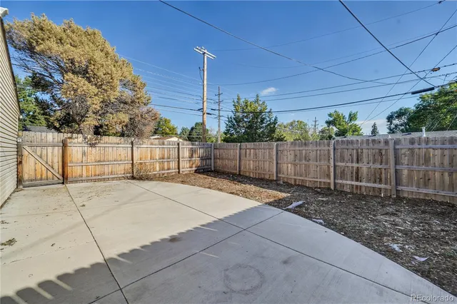 a view of a backyard