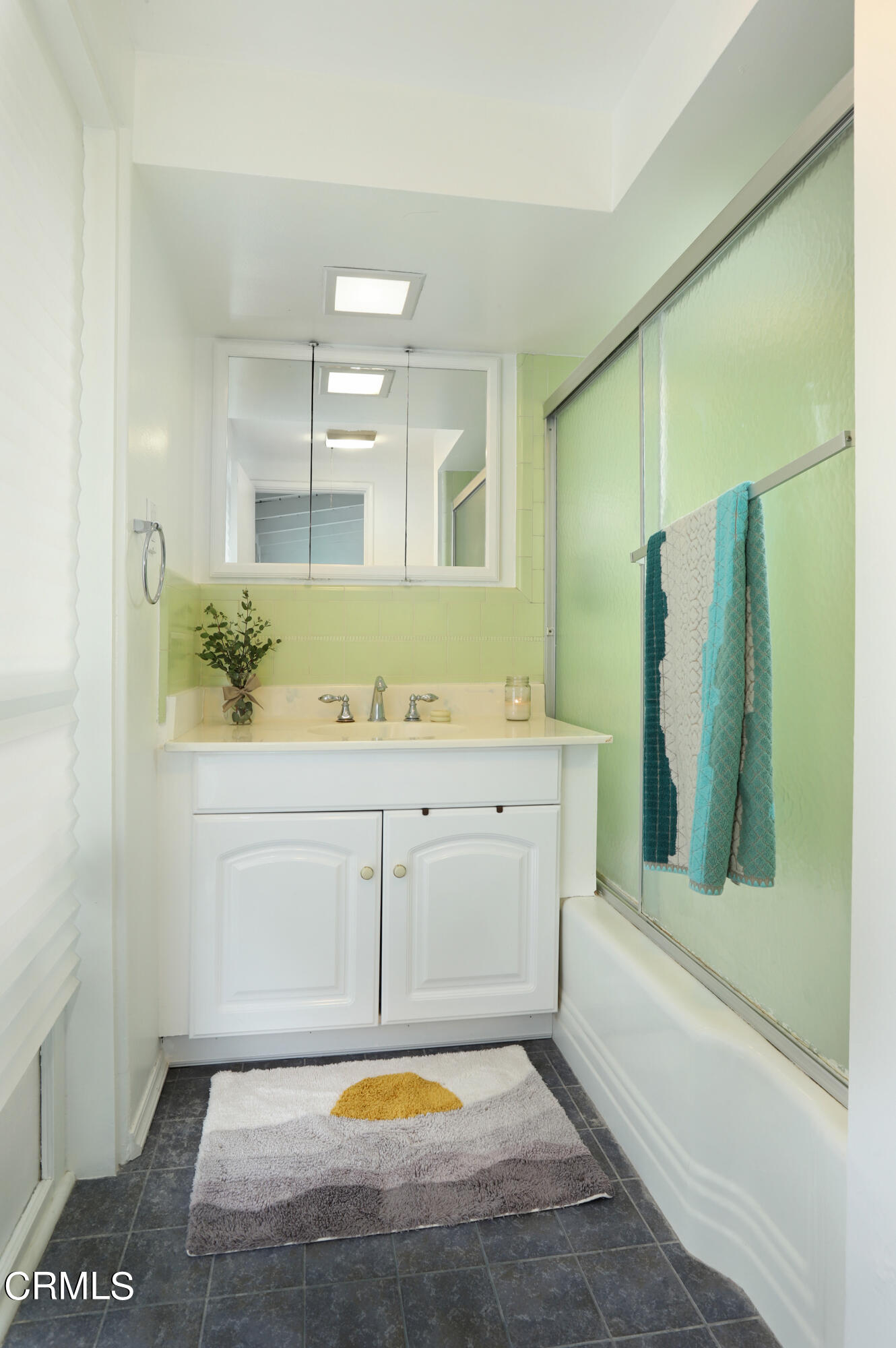 400 Glenullen Drive Pasadena, CA 91105 - Photo 10 of 19 a bathroom with a tub shower and mirror