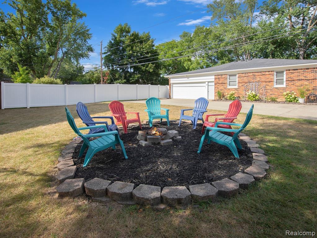 240 Maplehill Road Rochester Hills, MI 48306 - Photo 6 of 35