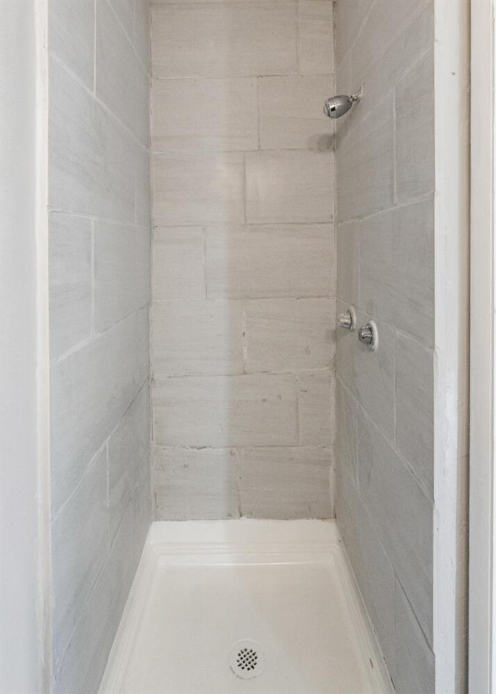 1265 South Klein Avenue Reedley, CA 93654 - Photo 17 of 31 a bathroom with a shower and a bathtub
