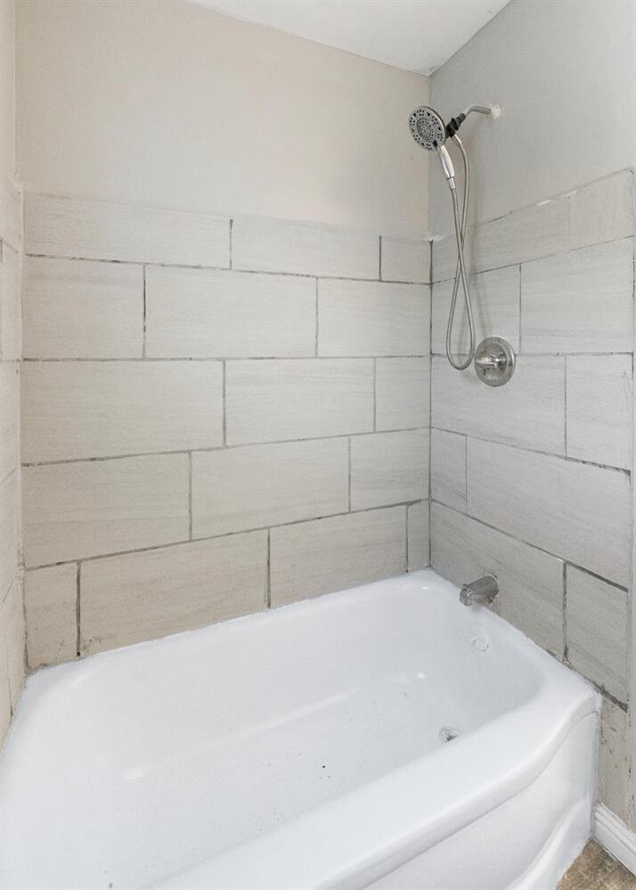 1265 South Klein Avenue Reedley, CA 93654 - Photo 23 of 31 a bathroom with a bathtub