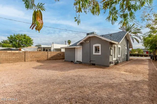 a view of a house with a backyard