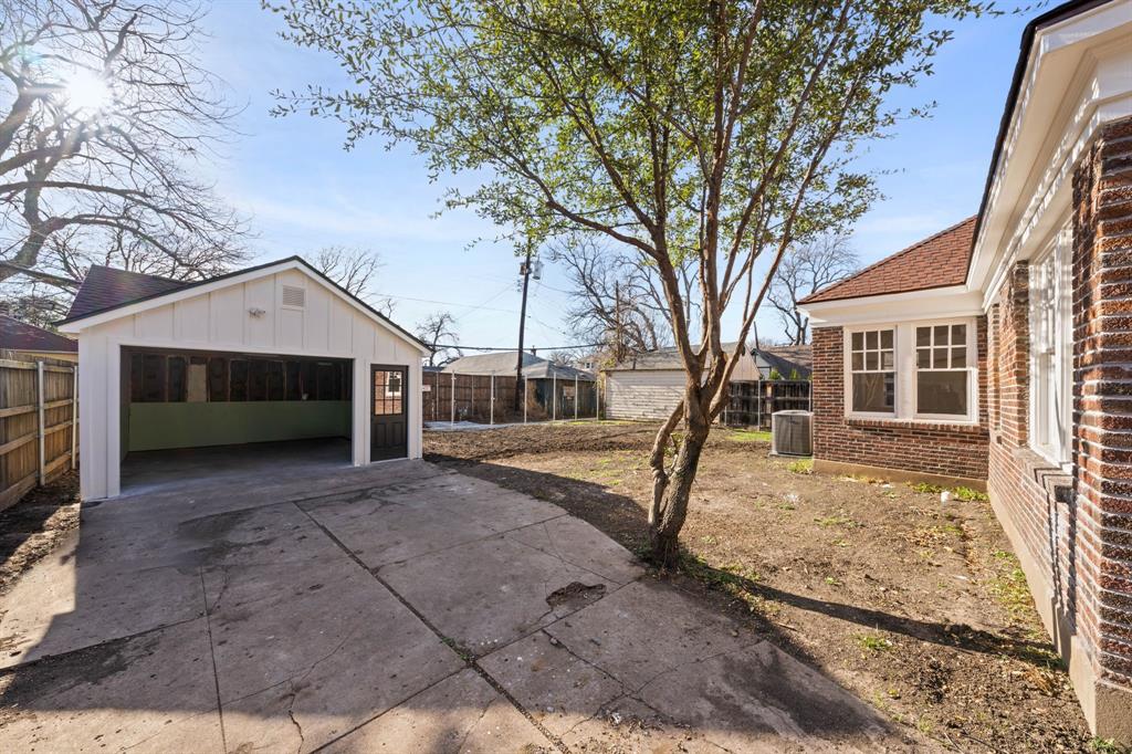 713 Ridgeway Street Dallas, TX 75214 - Photo 17 of 29 a front view of a house with a yard