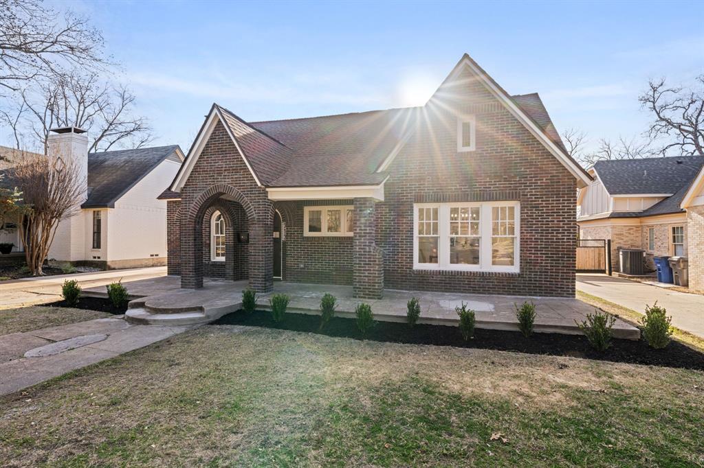 713 Ridgeway Street Dallas, TX 75214 - Photo 27 of 29 a front view of a house with a yard