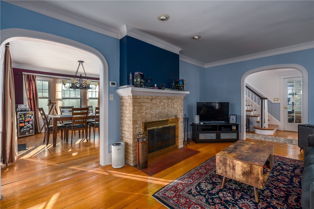83 Lyndon Road Cranston, RI 02905 - Photo 3 of 37 Gallery Image 3